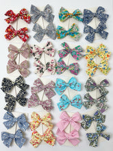 Load image into Gallery viewer, 2 Pairs of Small Bow hair clip with tail
